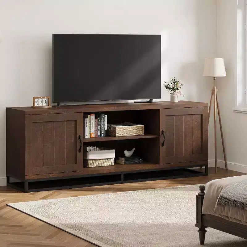 Mobile TV da Fattoria per TV da 75 pollici - Gambe Robuste in Metallo e 2 Ripiani Aperti, Console Multimediale in Legno per Soggiorno