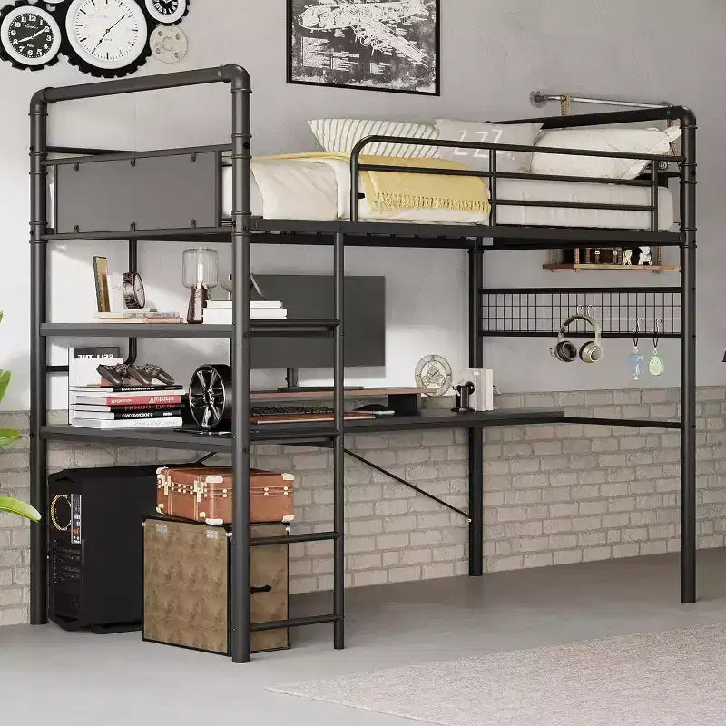 Letto a soppalco singolo con scrivania a L, 2 ripiani aperti, pannello in rete e scaletta