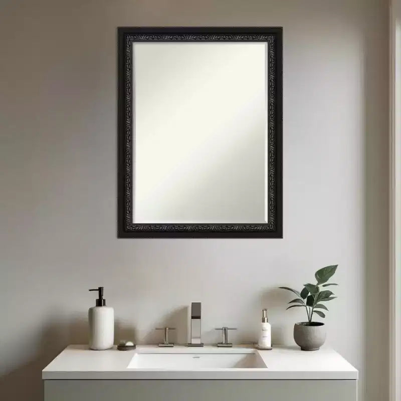 Specchio da parete per bagno Amanti Art Downton nero smussato piccolo in legno 27.5 x 21.5 pollici