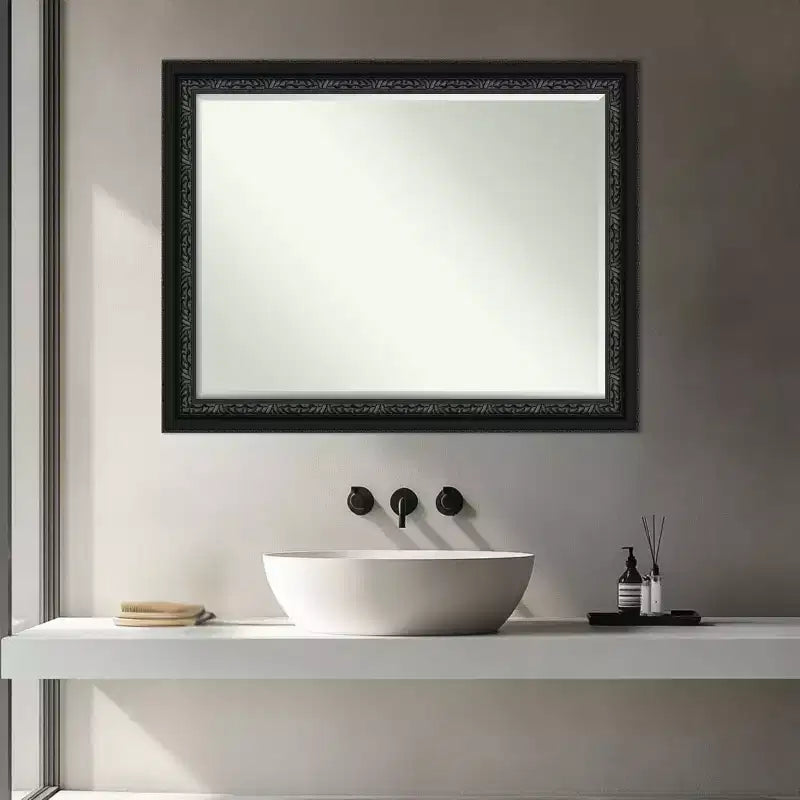 Specchio da parete per bagno Amanti Art Downton nero smussato piccolo in legno 27.5 x 21.5 pollici
