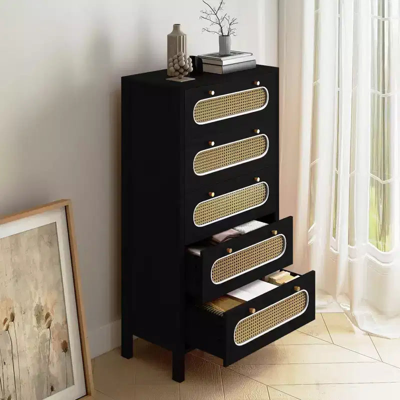 Cassettiera Boho da 47 pollici con maniglie dorate e piedini regolabili, cassettiera in rattan a 5 cassetti, mobile contenitore in legno